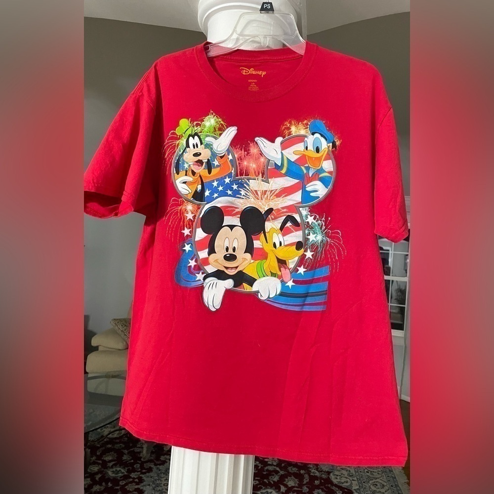 Disney men’s and women’s red 4 of July T shirt with Micky, Goofy, Donald, Pluto